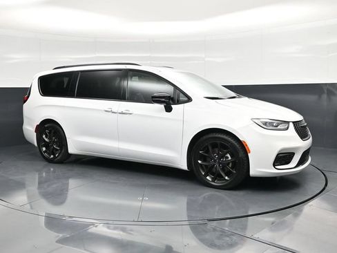 Used 2025 Chrysler Pacifica Limited FWD image 3