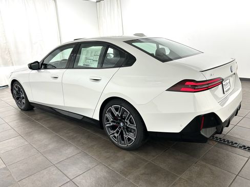 Used 2025 BMW i5 M60 w/ Premium Package image 3