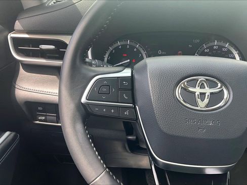 Used 2020 Toyota Highlander XLE FWD image 23