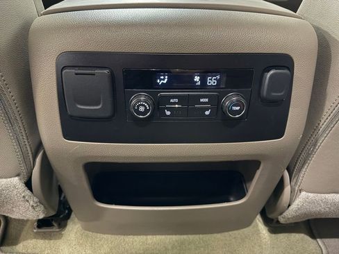 Used 2017 GMC Yukon XL SLT AWD/4WD image 18