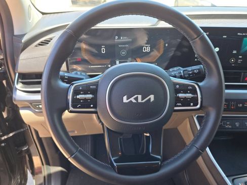 Used 2025 Kia Carnival FWD image 18