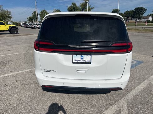 New 2026 Chrysler Pacifica Select image 25