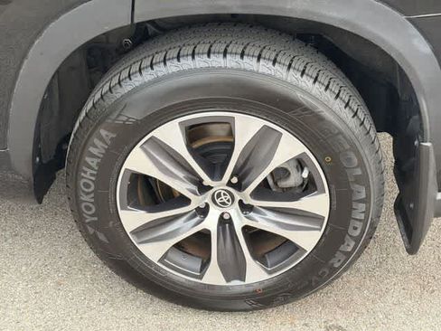 Used 2023 Toyota Highlander XLE AWD/4WD image 5