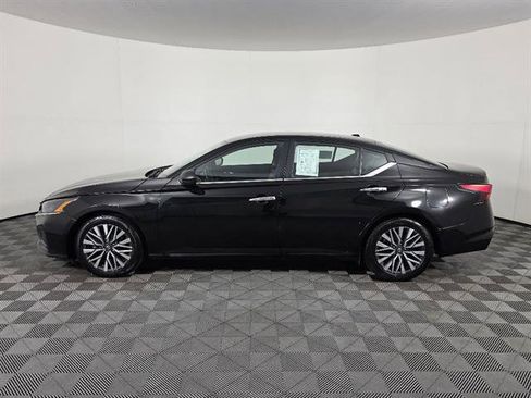 Used 2024 Nissan Altima 2.5 SV FWD image 8