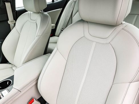 Used 2025 Genesis G70 2.5T AWD/4WD image 29