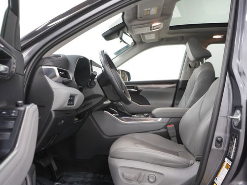 Used 2021 Toyota Highlander Platinum AWD/4WD image 25