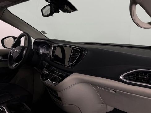Used 2023 Chrysler Pacifica Touring-L FWD image 31