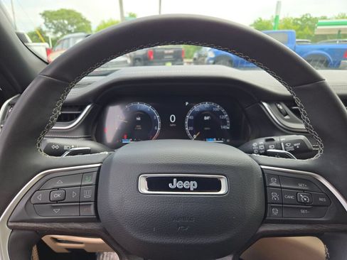 Used 2024 Jeep Grand Cherokee Limited w/ Luxury Tech Group II AWD/4WD image 36