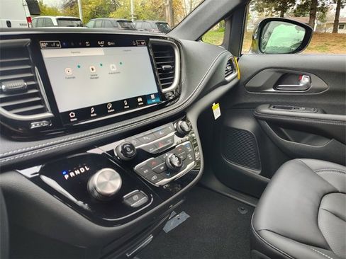 New 2026 Chrysler Pacifica Select image 28