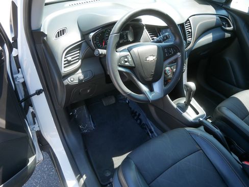 Used 2022 Chevrolet Trax LT w/ LT Convenience Package AWD/4WD image 19