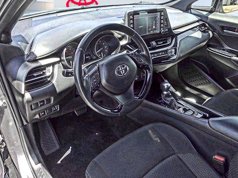 Used 2019 Toyota C-HR XLE FWD image 9
