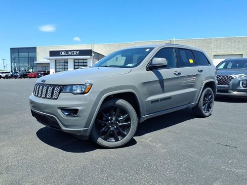 Used 2020 Jeep Grand Cherokee Altitude AWD/4WD image 3