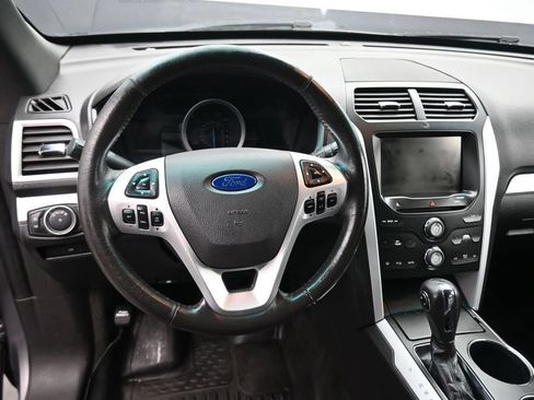 Used 2014 Ford Explorer XLT w/ Equipment Group 202A AWD/4WD image 14