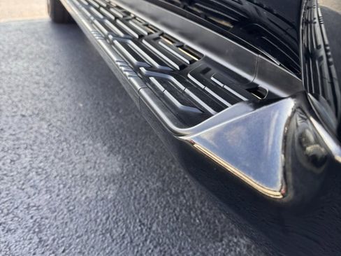 Used 2024 Nissan Armada SL w/ Captain's Chairs Package image 9