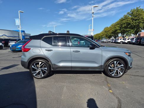 Used 2020 Volvo XC40 T5 R-Design AWD/4WD image 2
