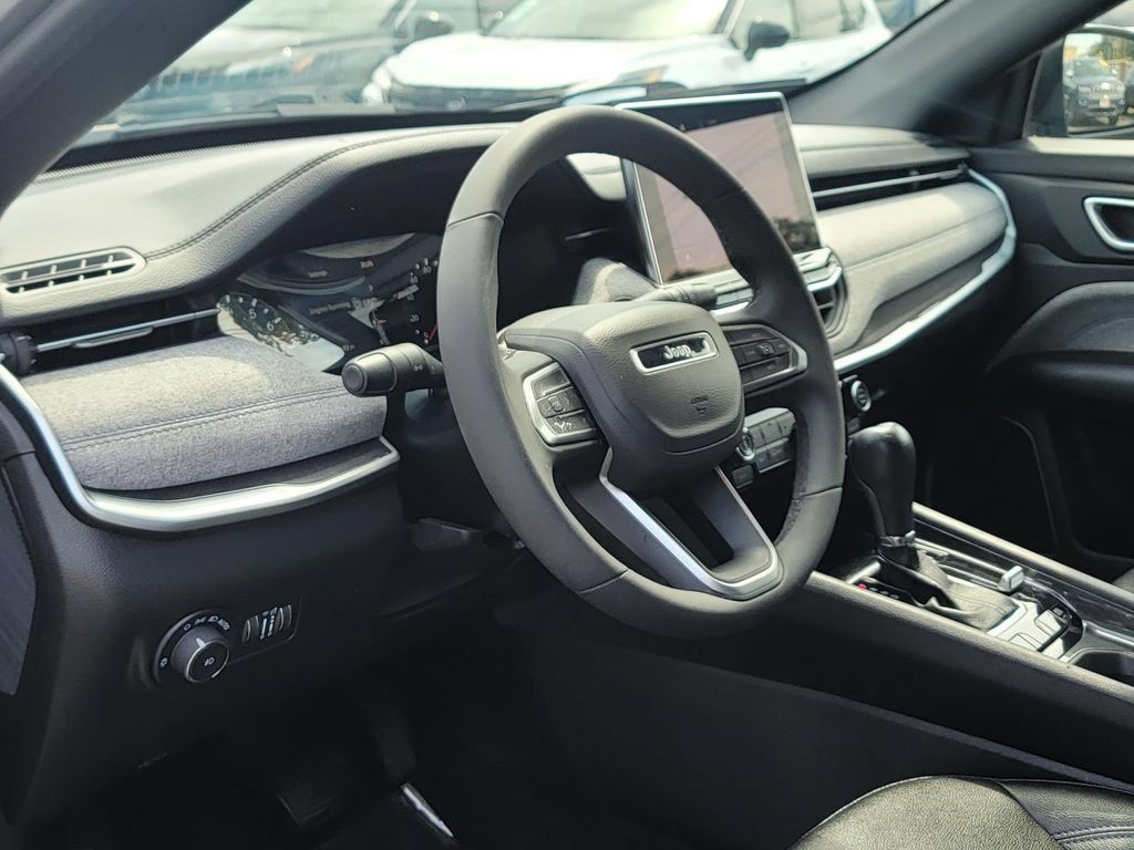 Used 2024 Jeep Compass Latitude AWD/4WD image 14