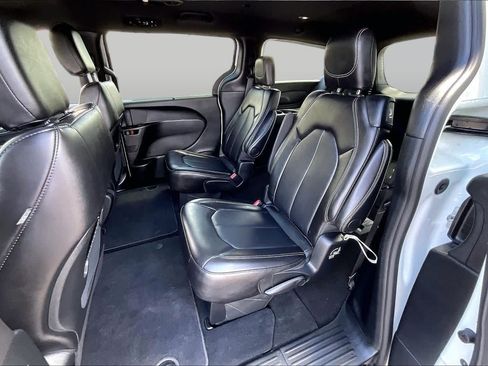 Used 2025 Chrysler Pacifica Select FWD image 19