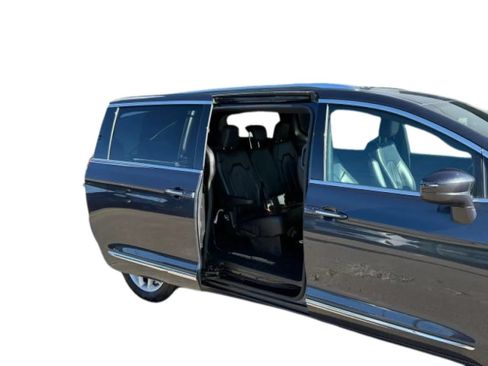 Used 2020 Chrysler Pacifica Touring-L FWD image 19