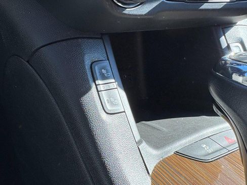 Used 2018 GMC Acadia SLE image 18