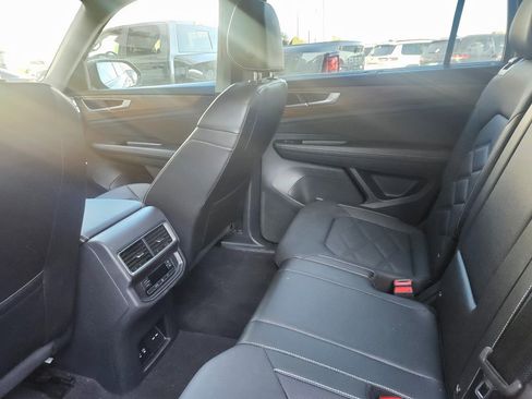 Used 2025 Volkswagen Atlas SE image 5