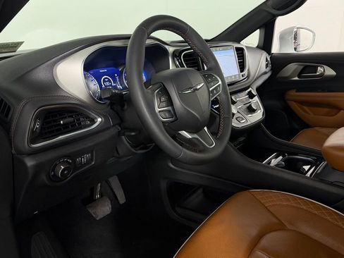 Certified 2024 Chrysler Pacifica Pinnacle image 22