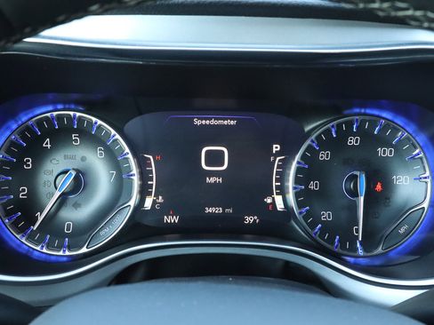 Used 2025 Chrysler Pacifica Limited image 34