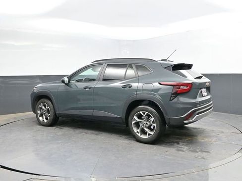 Used 2025 Chevrolet Trax LT FWD image 8