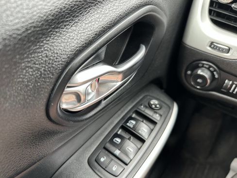 Used 2018 Jeep Cherokee Trailhawk w/ Comfort/Convenience Group image 18