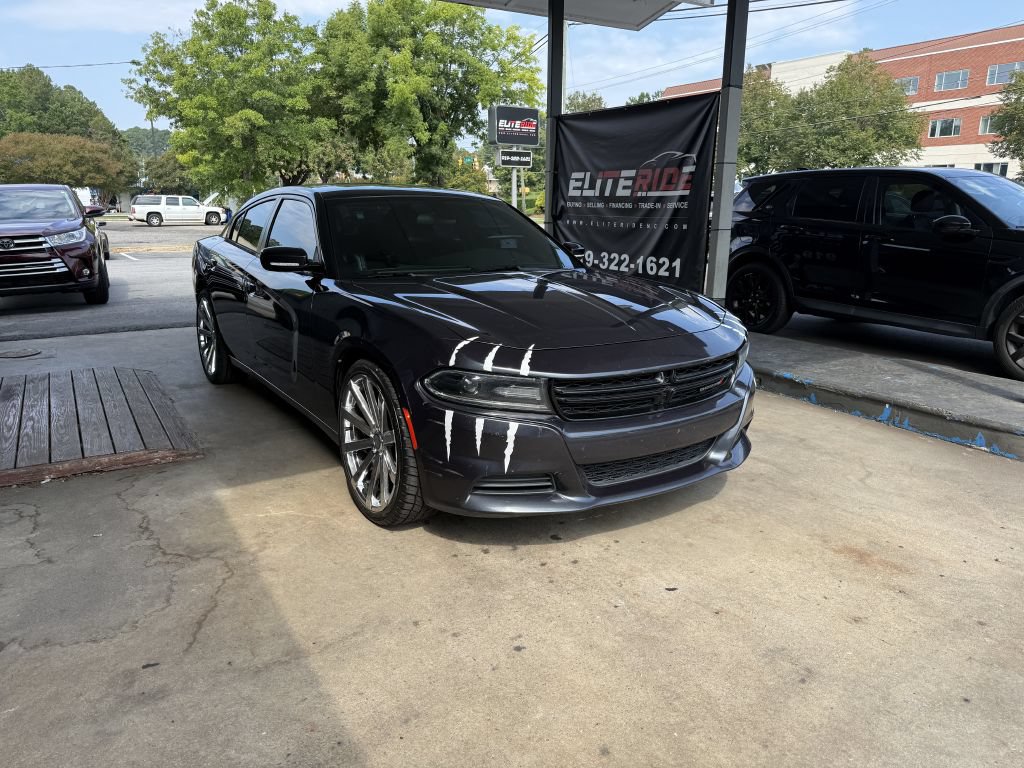 Used 2019 Dodge Charger SXT w/ Leather Interior Group RWD image 3