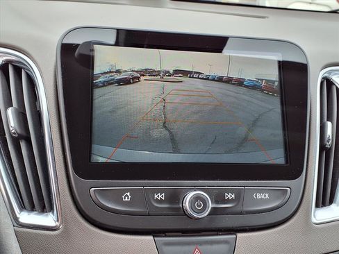 Used 2018 Chevrolet Malibu LT w/ Driver Confidence Package image 8