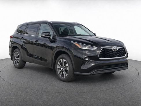 Used 2024 Toyota Highlander XLE FWD image 2