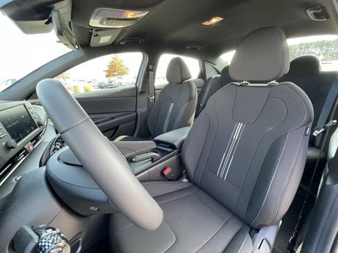 Used 2025 Hyundai Elantra Sport image 21