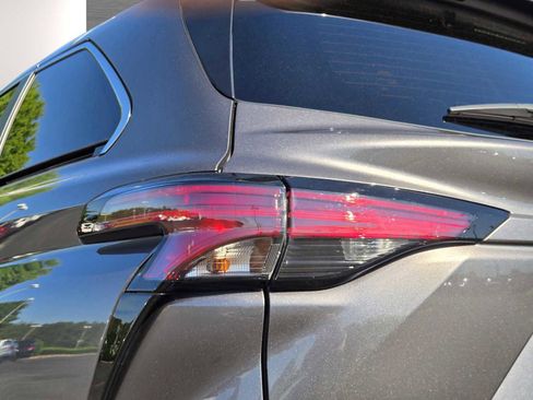 Used 2024 Toyota Sienna Limited FWD image 8