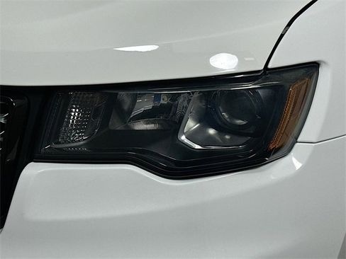 Used 2018 Jeep Grand Cherokee Altitude image 22