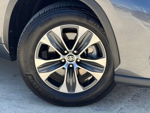 Used 2025 Toyota Highlander XLE FWD image 2