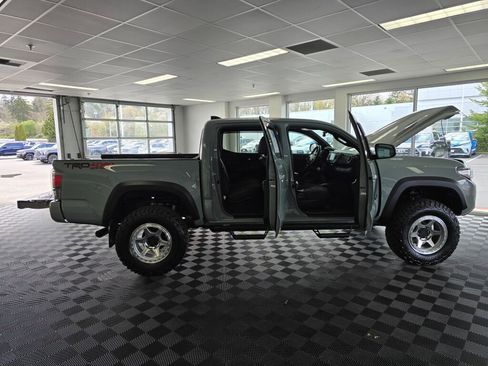 Used 2023 Toyota Tacoma TRD Off-Road w/ TRD Premium Off Road Package image 16
