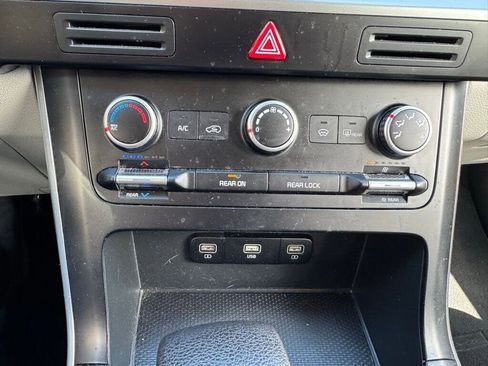 Used 2022 Kia Carnival LX FWD image 20