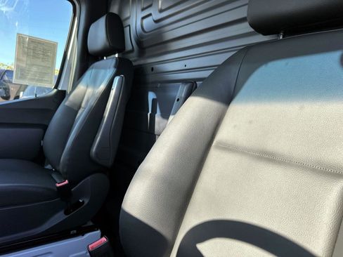 Used 2025 Mercedes-Benz Sprinter 2500 image 14