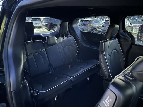 Used 2023 Chrysler Pacifica Limited w/ S Appearance Package image 18