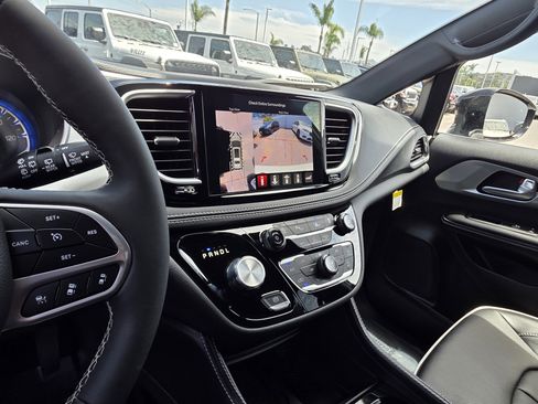 New 2026 Chrysler Pacifica Limited FWD image 13