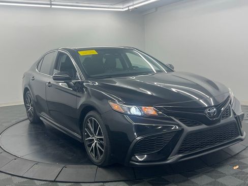 Used 2024 Toyota Camry SE FWD image 3