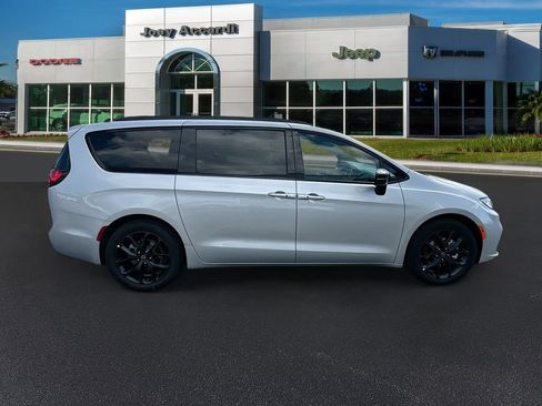 New 2026 Chrysler Pacifica Select w/ S Appearance Package image 10