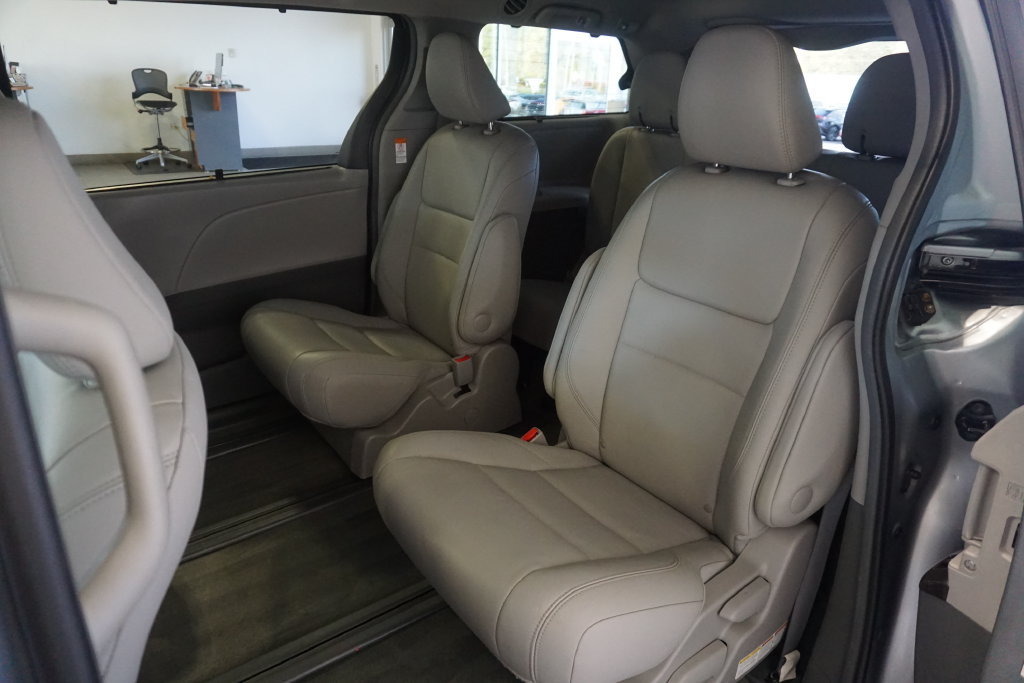Used 2017 Toyota Sienna XLE w/ XLE Navigation Package AWD/4WD image 23