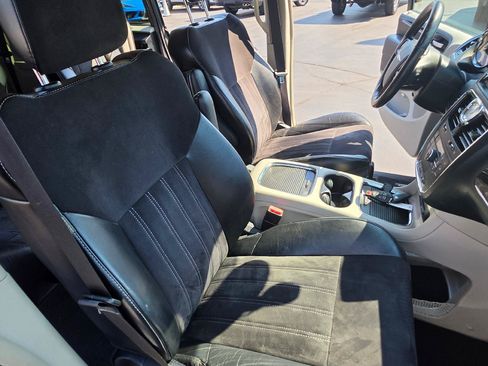 Used 2014 Chrysler Town & Country Touring-L FWD image 13