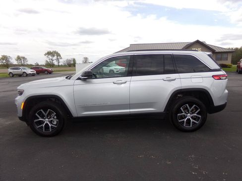 Used 2024 Jeep Grand Cherokee Limited w/ Trailer Tow Package AWD/4WD image 2