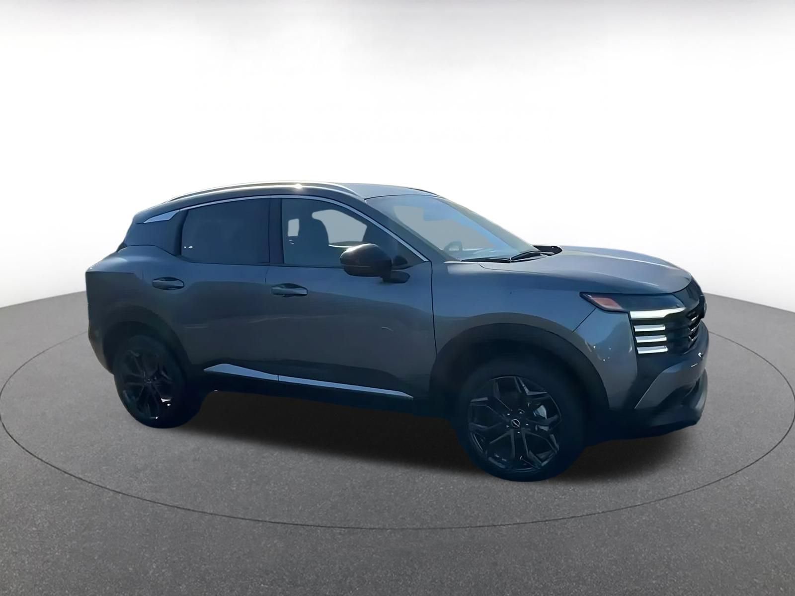 Used 2026 Nissan Kicks SR FWD image 2