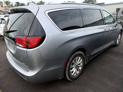 Used 2019 Chrysler Pacifica Touring-L FWD image 7