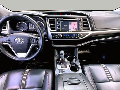 Used 2019 Toyota Highlander SE w/ Nightshade Edition AWD/4WD image 15