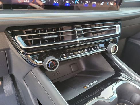 Used 2024 Chevrolet Traverse LT FWD image 14