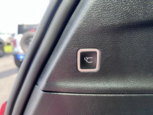 Used 2025 Chrysler Pacifica Select FWD image 9